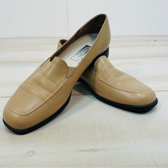 Munro American Beige Classic Leather With  Rubber Sole Slip-On Loafer, Sz 7-1/2N - Picture 3 of 10